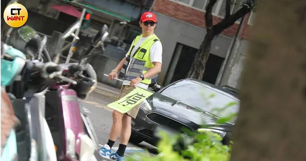 邱彥翔一大早7點半在某小學附近擔任導護爸爸。(圖/本刊攝影組)