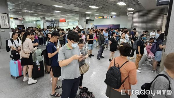 ▲金門尚義機場湧入大量旅客排候補。(圖/記者葉建雄攝,下同)