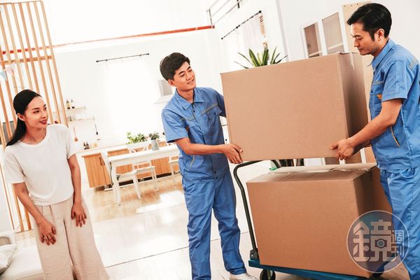 清潔工A夫幫醫師娘清運廢棄家具,因而展開7個月的不倫戀。(示意圖,東方IC)