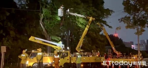 ▲▼丹娜斯強襲一整夜!高雄2.7萬戶仍停電 台電拚入夜前復電。(圖/記者賴文萱翻攝)