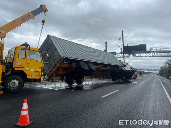 ▲國道1號台南段7日凌晨發生大貨車翻覆事故,所幸無人傷亡,警方迅速處理現場。(記者林東良翻攝,下同)