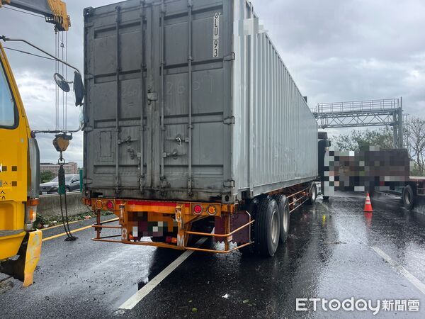 ▲國道1號台南段7日凌晨發生大貨車翻覆事故,所幸無人傷亡,警方迅速處理現場。(記者林東良翻攝,下同)