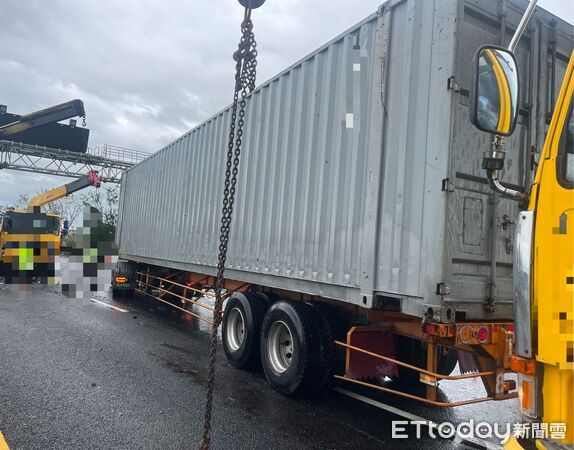 ▲國道1號台南段7日凌晨發生大貨車翻覆事故,所幸無人傷亡,警方迅速處理現場。(記者林東良翻攝,下同)