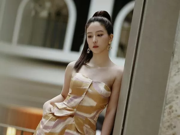 40歲的周曉涵,近兩年轉型為成熟美豔的熟女,近日卸下內衣代言,交棒給新秀。(翻攝自周曉涵臉書)