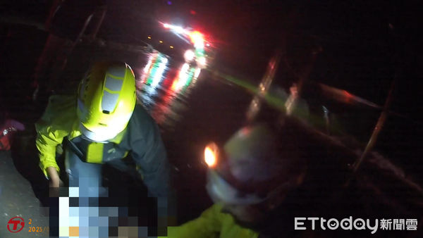 ▲嘉義老農颱風夜巡田水,車輛當場被風颳落田中翻覆,1死2重傷。(圖/記者翁伊森翻攝,下同)