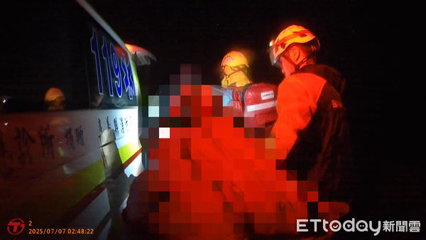 ▲嘉義老農颱風夜巡田水,車輛當場被風颳落田中翻覆,1死2重傷。(圖/記者翁伊森翻攝,下同)