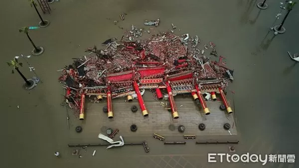 ▲南鯤鯓牌樓倒塌。(圖/「大雄空拍」授權引用,下同)