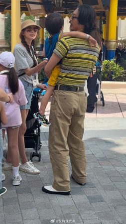 林志玲和AKIRA帶著兒子到新加坡環球影城玩。(翻攝微博)