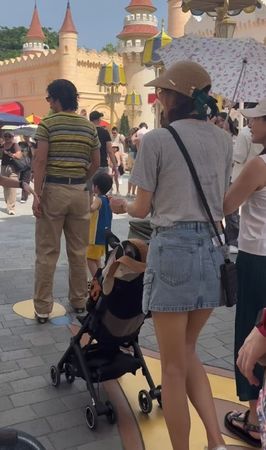 AKIRA牽著兒子,林志玲則推著娃娃車。(翻攝微博)