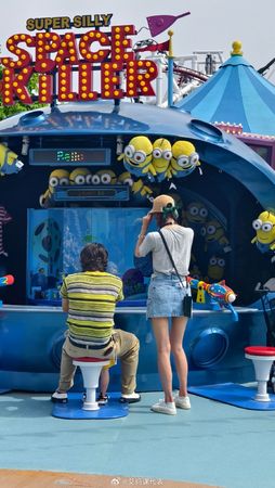 林志玲當天打扮少女,秀出一雙大長腿。(翻攝微博)