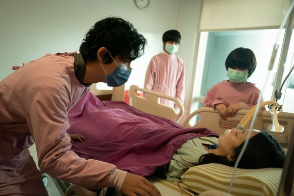 ▲《我們與惡的距離II》周渝民、薛仕凌、白潤音與鄭又菲。(圖/CATCHPLAY+、公視、大慕可可提供)