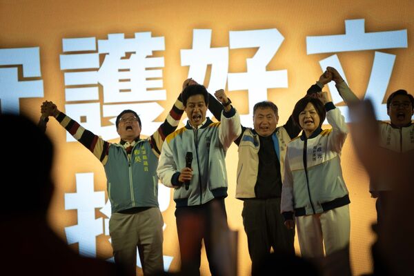 ▲《我們與惡的距離II》周渝民、薛仕凌、白潤音與鄭又菲。(圖/CATCHPLAY+、公視、大慕可可提供)