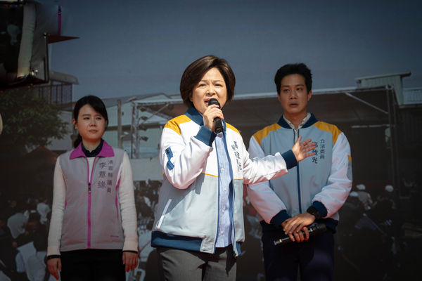 ▲《我們與惡的距離II》楊貴媚飾演的高張玉敏為兒子抱不平。(圖/CATCHPLAY+、公視、大慕可可提供)