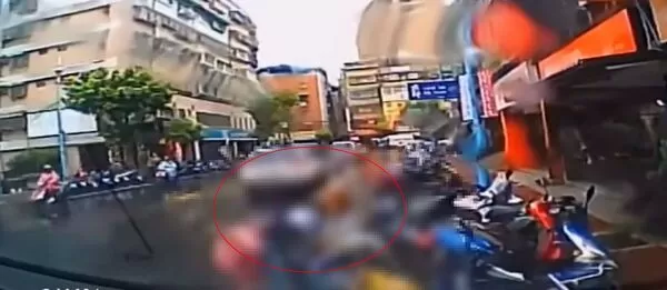 謝男行凶最新畫面曝光,整個過程只有短短50秒左右。(翻攝畫面)