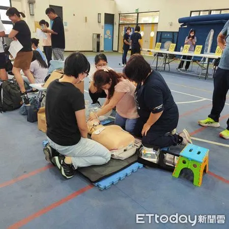 ▲台南市教育局於暑期推動32梯次急救教育訓練,副局長楊智雄親自參與實作演練。(記者林東良翻攝,下同)
