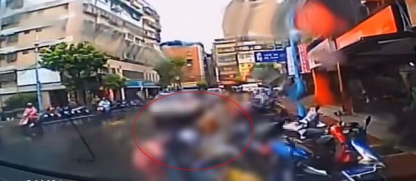 謝男行凶最新畫面曝光,整個過程只有短短50秒左右。(翻攝畫面)