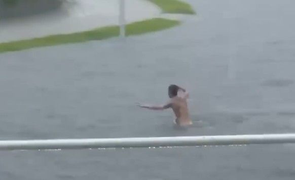 ▲刺青男跳滯洪池裸泳。(圖/民眾提供)