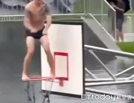 ▲刺青男穿起泳褲站上籃框。(圖/民眾提供)