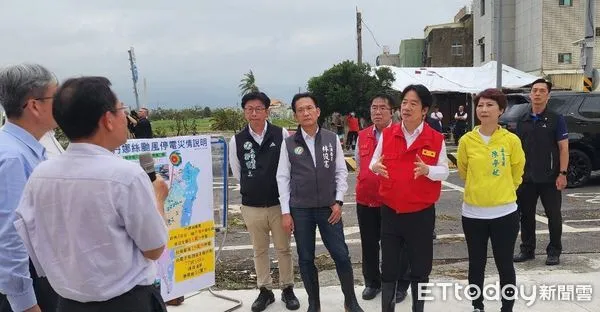 ▲台南市多處因丹娜絲颱風導致電桿倒塌,台電持續投入人力搶修災區電力。(記者林東良翻攝,下同)