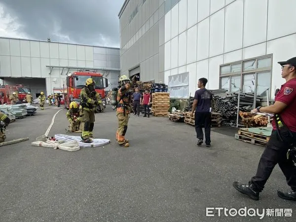 ▲消防人員於森鉅科技廠區模擬化學品洩漏事故,依H.A.Z.M.A.T.程式進行應變處置。(記者林東良翻攝,下同)