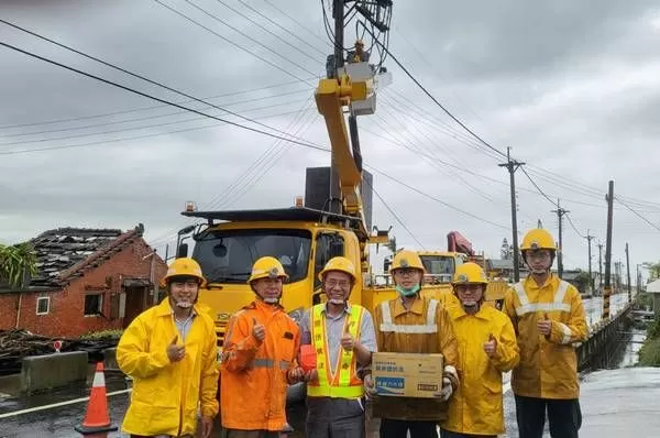 ▲台電桃園區處同仁赴雲嘉南搶修助復電