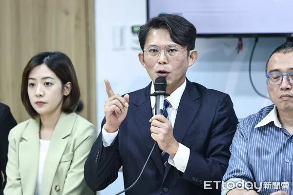 ▲民眾黨主席黃國昌出席「720民主起義」記者會。(圖/記者林敬旻攝)