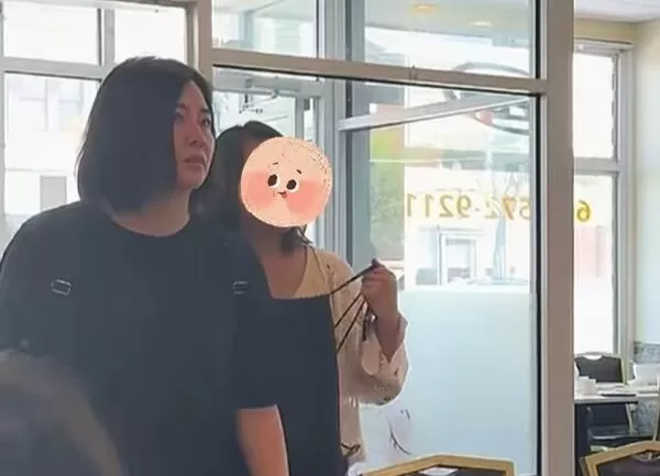 蒙嘉慧跟隨老公鄭伊健在美國開演唱會,被目擊也去了早前鄭伊健去的餐廳,如今的她心寬體胖,差點讓人認不出來。(翻攝自小紅書)