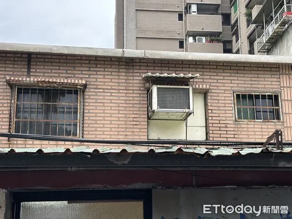 ▲▼警員攻堅萬華民宅,2樓發現1具男屍明顯死亡。(圖/記者邱中岳攝)