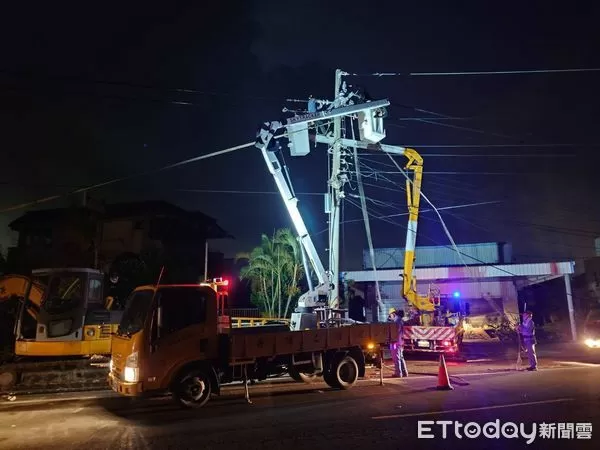 ▲台電工程人員冒雨搶修溪北地區斷裂電桿,盼早日恢復供電。(記者林東良翻攝,下同)