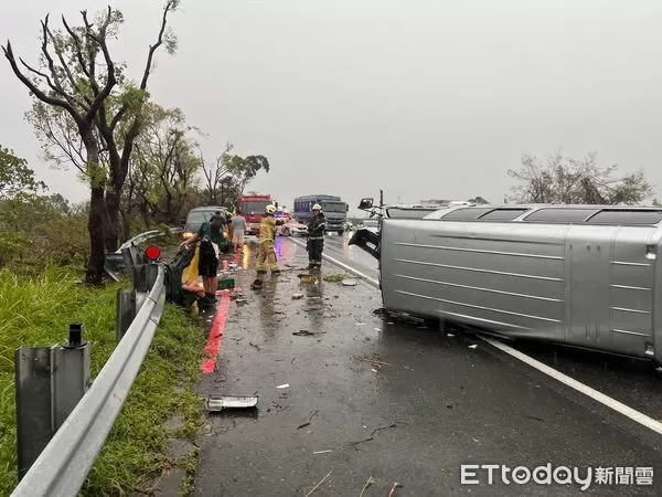 ▲嘉義某國中棒球隊車輛國道側翻。(圖/記者翁伊森翻攝)