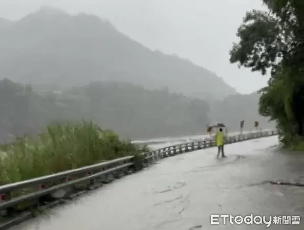 ▲高雄山區紫爆級超大豪雨,溪水暴漲漫路面 土石崩落畫面曝。(圖/記者賴文萱翻攝)