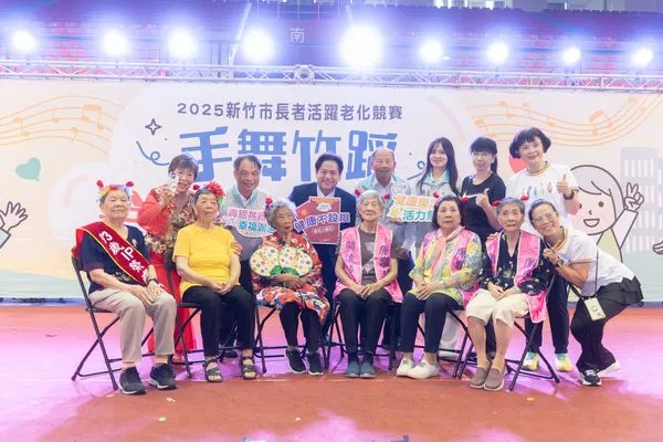 ▲致贈「敬老大禮包」表揚現場6位超過90歲的長者。(圖/新竹市政府提供)