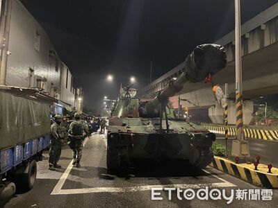 桃園漢光夜間演訓出車禍　M109A5自走砲「撞爆路邊4車」現場曝光