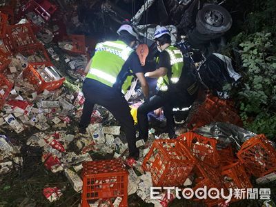 快訊／國3深夜死亡車禍！　大貨車閃故障車失控翻滾亡