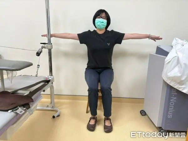 ▲圖1坐姿上背伸展。(圖/台中榮總埔里分院提供,下同)