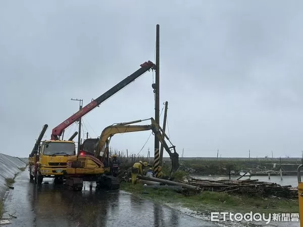 ▲台電工程人員於風雨中冒險搶修倒斷電桿,全力加速主幹線復電進度。(記者林東良翻攝,下同)
