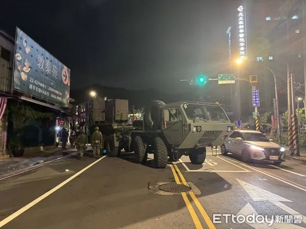 ▲▼漢光「愛國者飛彈車」卡新店路口 受困2.5小時驚動美方到場。(圖/民眾提供)
