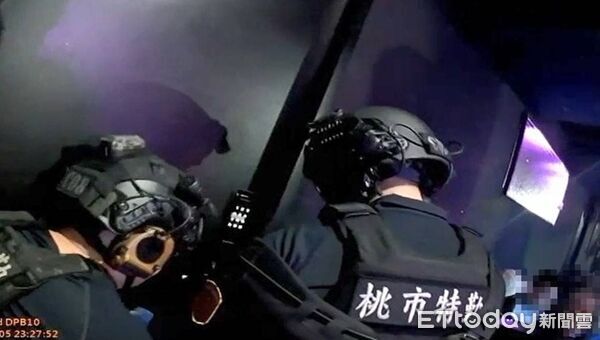▲桃園分局與友軍荷槍實彈攻堅移工舞廳。(圖/桃園警分局提供)