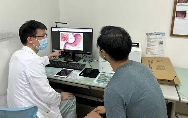 ▲▼黃詮博醫師向病人詳細說明幽門螺旋桿菌感染部位及治療方式,協助其充分了解病情。(圖/新竹臺大分院提供)
