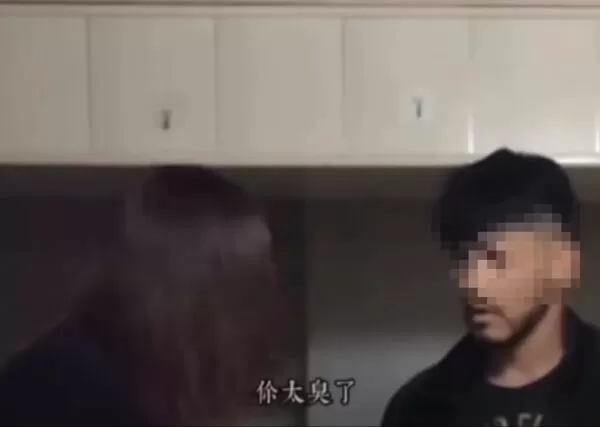 ▲鬍鬚哥被紅姐嫌太臭。(圖/翻攝畫面)