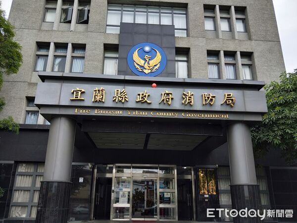 ▲宜蘭消防局獲報後工人墜樓,派救護車送醫急救中。(資料照/記者游芳男攝)