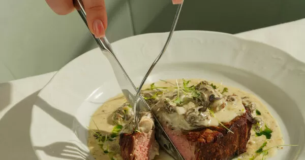 一名驗屍官特別呼籲年長者與孩童應避免食用牛排。(示意圖/翻攝Pexels)