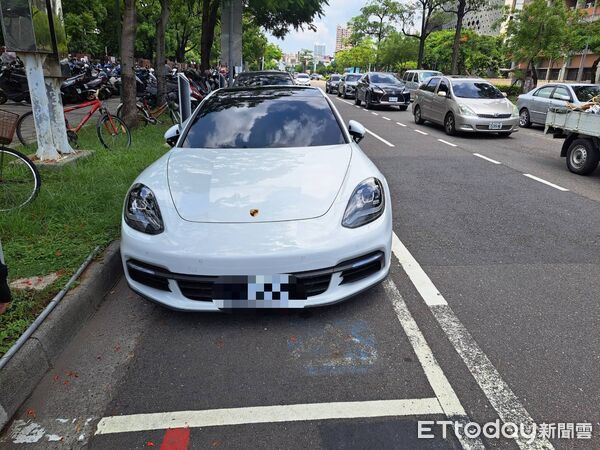 ▲▼ 男子因車牌逾檢註銷,被警方開罰且必須叫吊車移走。(圖/記者林東良翻攝,下同)