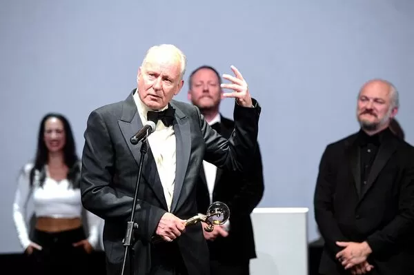 ▲74歲瑞典影帝史戴倫史卡斯嘉(Stellan Skarsgård)於第59屆捷克卡羅維瓦利國際影展榮獲水晶球獎。(圖/海鵬影業提供)