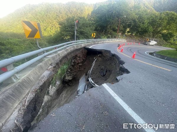 ▲仁愛鄉台14線出現大坑洞。(圖/記者高堂堯翻攝)