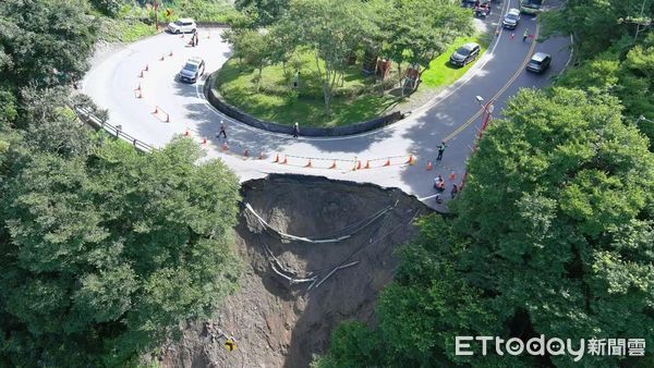 ▲仁愛鄉台14線人止關路段出現大坑洞。(圖/記者高堂堯翻攝,下同)