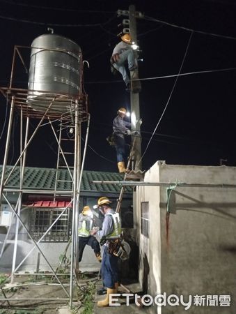 ▲台電新營區復電率已達98.7%,剩餘學甲與北門等地持續加派工班搶修中。(記者林東良翻攝,下同)