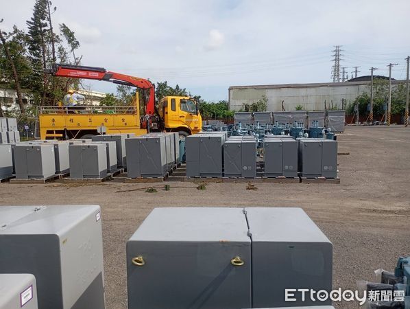 ▲台電新營區復電率已達98.7%,剩餘學甲與北門等地持續加派工班搶修中。(記者林東良翻攝,下同)