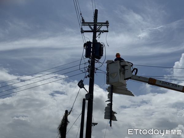 ▲台電新營區復電率已達98.7%,剩餘學甲與北門等地持續加派工班搶修中。(記者林東良翻攝,下同)