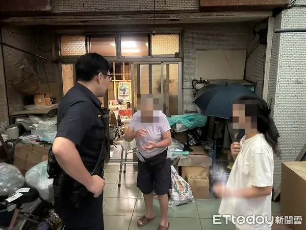 ▲里港警方載陳婦返家。(圖/記者陳崑福翻攝)